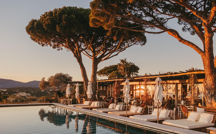 vue de la piscine sur mer 