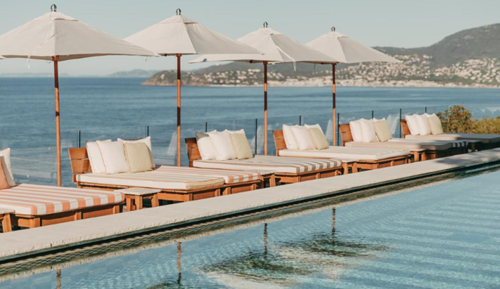 vue piscine extérieur avec mer 